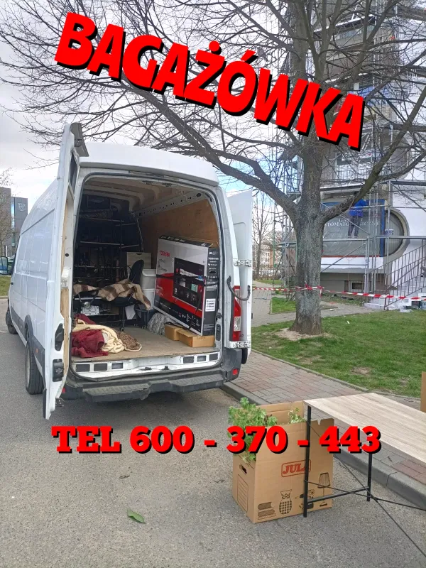 Daniel Grecjarz - właściciel BAGAŻÓWKA D.G. przy samochodzie transportowym